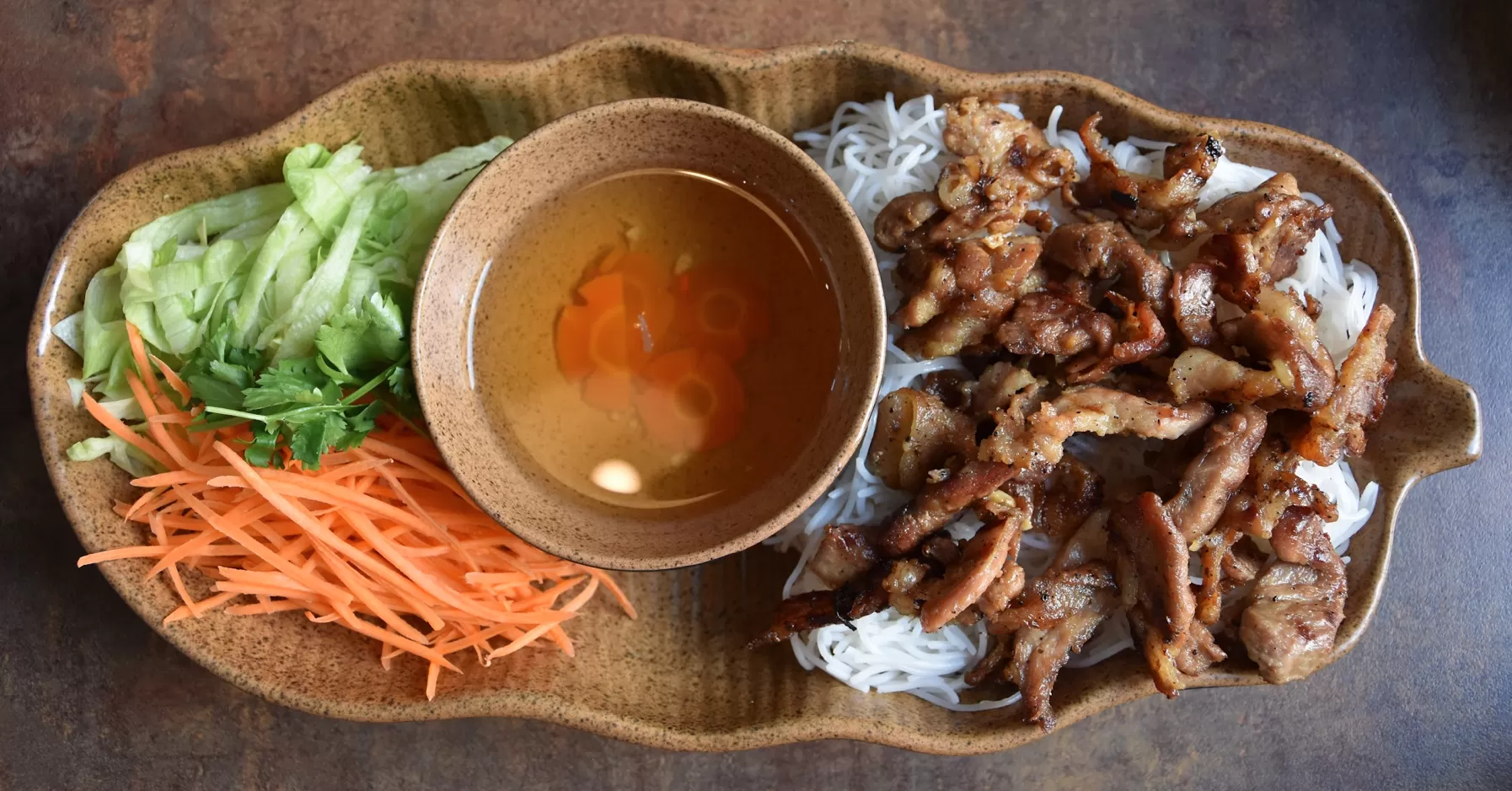 Rice noodles with grilled pork